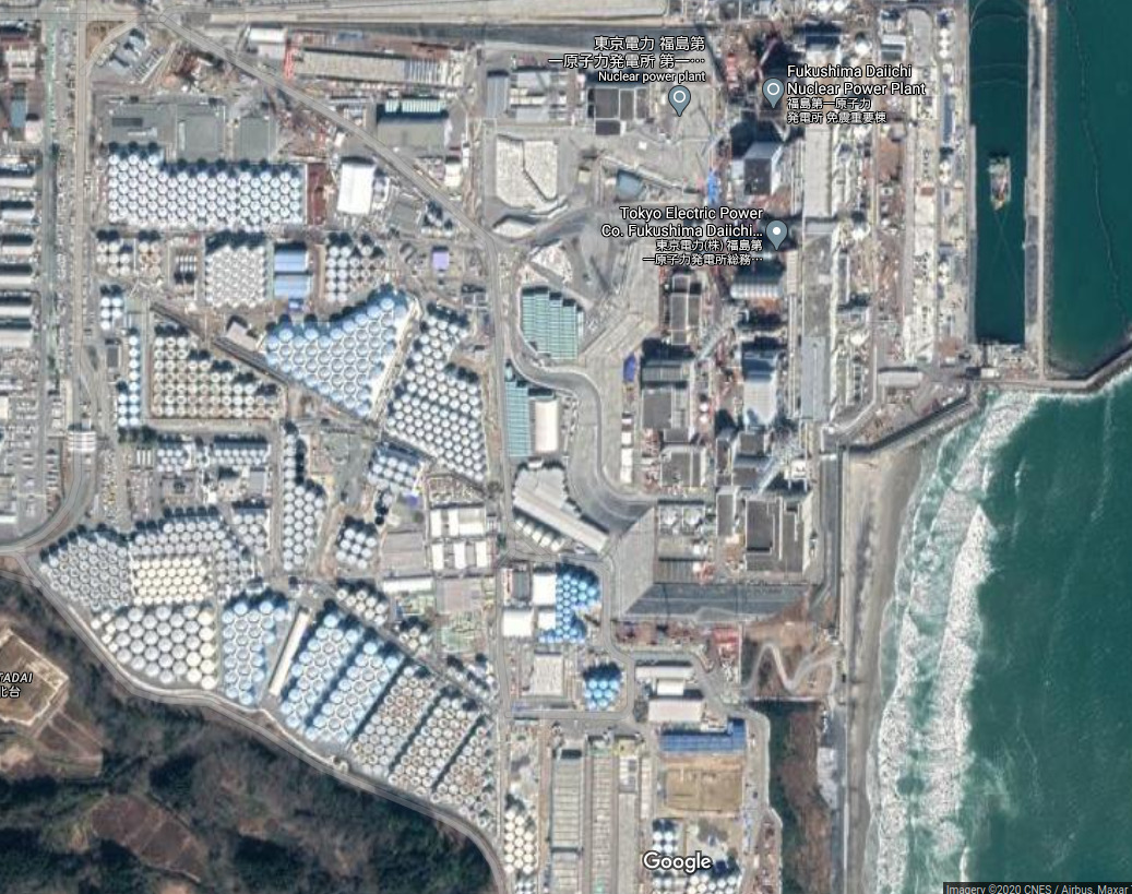 Vesisäiliöitä Fukushiman Daiichin ydinvoimalaitosalueella.